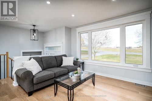 7545 County Rd 9 Road, Greater Napanee, ON - Indoor Photo Showing Living Room