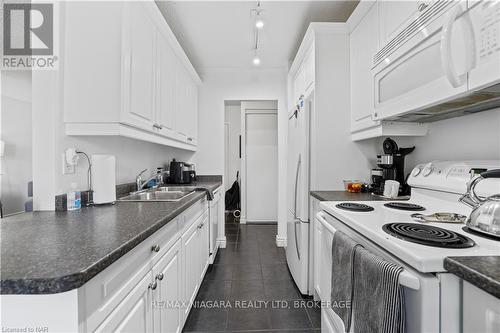 306 - 6390 Huggins Street, Niagara Falls (206 - Stamford), ON - Indoor Photo Showing Kitchen With Double Sink