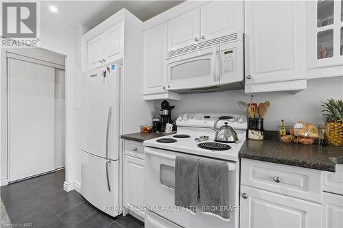 306 - 6390 Huggins Street, Niagara Falls (206 - Stamford), ON - Indoor Photo Showing Kitchen