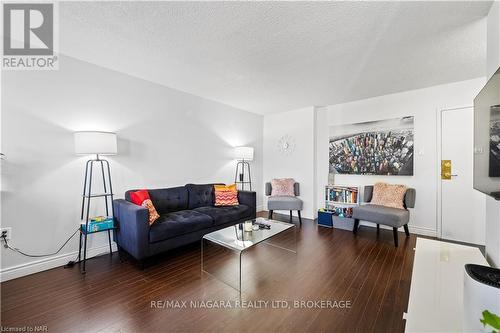 306 - 6390 Huggins Street, Niagara Falls (206 - Stamford), ON - Indoor Photo Showing Living Room