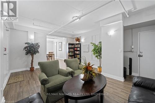 306 - 6390 Huggins Street, Niagara Falls (206 - Stamford), ON - Indoor Photo Showing Living Room