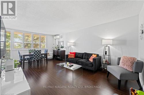 306 - 6390 Huggins Street, Niagara Falls (206 - Stamford), ON - Indoor Photo Showing Living Room