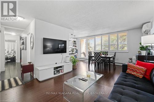 306 - 6390 Huggins Street, Niagara Falls (206 - Stamford), ON - Indoor Photo Showing Living Room