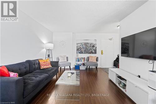 306 - 6390 Huggins Street, Niagara Falls (206 - Stamford), ON - Indoor Photo Showing Living Room