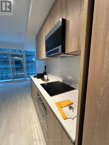 1308 - 127 Broadway Avenue, Toronto, ON - Indoor Photo Showing Kitchen