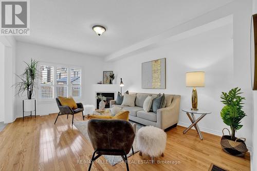 47 Jonas Millway, Whitchurch-Stouffville, ON - Indoor Photo Showing Living Room