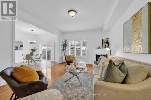 47 Jonas Millway, Whitchurch-Stouffville, ON - Indoor Photo Showing Living Room