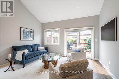 4098 Twenty Third Street, Lincoln, ON - Indoor Photo Showing Living Room