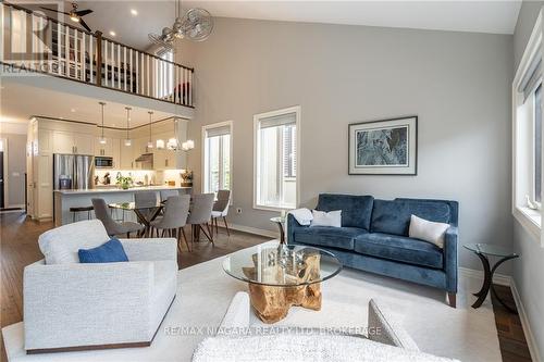 4098 Twenty Third Street, Lincoln, ON - Indoor Photo Showing Living Room