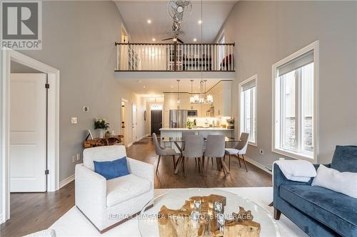 4098 Twenty Third Street, Lincoln, ON - Indoor Photo Showing Living Room