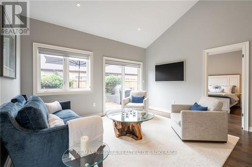 4098 Twenty Third Street, Lincoln, ON - Indoor Photo Showing Living Room