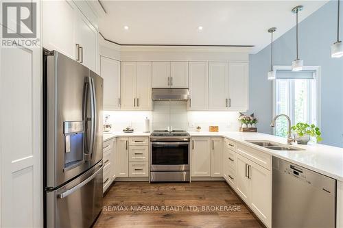 4098 Twenty Third Street, Lincoln, ON - Indoor Photo Showing Kitchen With Double Sink With Upgraded Kitchen