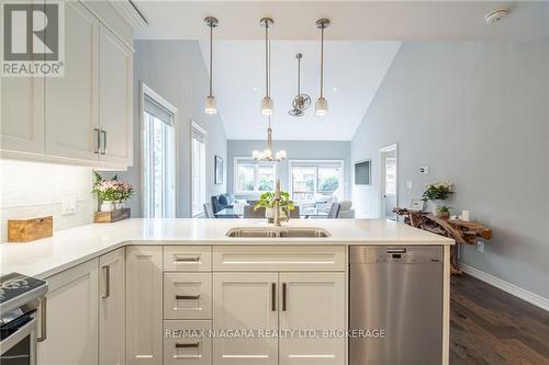 4098 Twenty Third Street, Lincoln, ON - Indoor Photo Showing Kitchen With Double Sink With Upgraded Kitchen