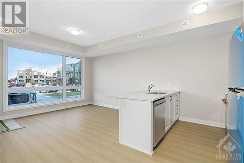 732 Mishi Private, Ottawa, ON - Indoor Photo Showing Kitchen