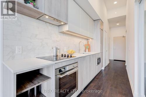 220 - 2020 Bathurst Street, Toronto, ON - Indoor Photo Showing Kitchen