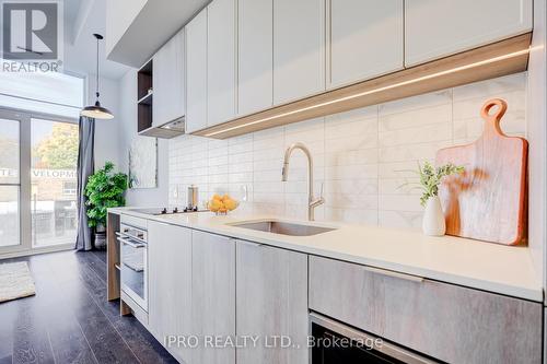 220 - 2020 Bathurst Street, Toronto, ON - Indoor Photo Showing Kitchen