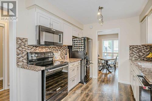 633 Amelia Crescent, Burlington, ON - Indoor Photo Showing Kitchen With Upgraded Kitchen