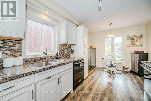 633 Amelia Crescent, Burlington, ON - Indoor Photo Showing Kitchen With Double Sink