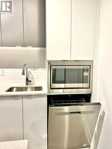 B-2304 - 50 Upper Mall Way, Vaughan, ON - Indoor Photo Showing Kitchen