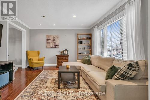 10 Birchwood Drive, Barrie, ON - Indoor Photo Showing Living Room