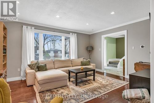 10 Birchwood Drive, Barrie, ON - Indoor Photo Showing Living Room