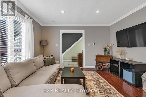 10 Birchwood Drive, Barrie, ON - Indoor Photo Showing Living Room