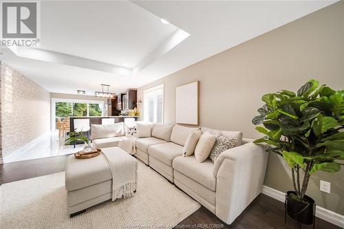 32 Shaw Drive, Amherstburg, ON - Indoor Photo Showing Living Room