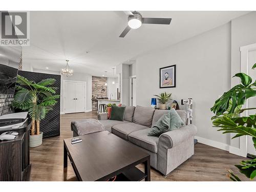 3090 Burtch Road Unit# 216, Kelowna, BC - Indoor Photo Showing Living Room