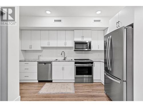 3090 Burtch Road Unit# 216, Kelowna, BC - Indoor Photo Showing Kitchen With Upgraded Kitchen