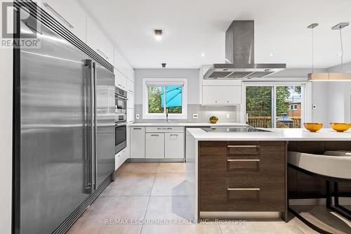 2939 Harvey Crescent, Mississauga, ON - Indoor Photo Showing Kitchen With Double Sink With Upgraded Kitchen