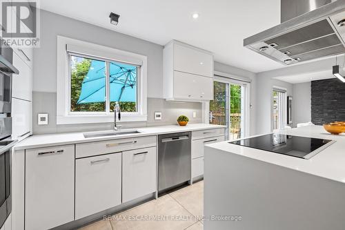 2939 Harvey Crescent, Mississauga, ON - Indoor Photo Showing Kitchen