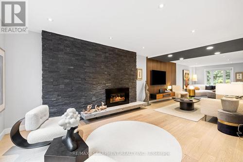 2939 Harvey Crescent, Mississauga, ON - Indoor Photo Showing Living Room With Fireplace