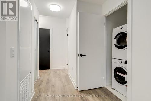 1306S - 117 Broadway Avenue, Toronto, ON - Indoor Photo Showing Laundry Room