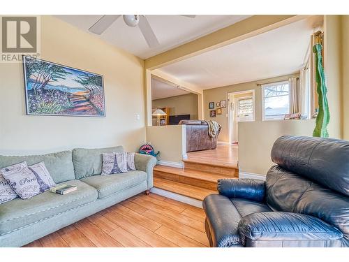 1967 Abbott Street, Kelowna, BC - Indoor Photo Showing Living Room