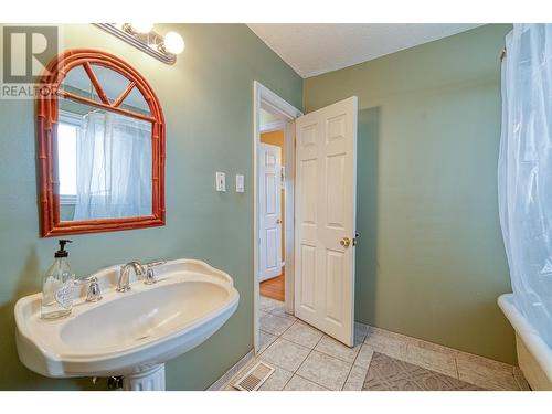 1967 Abbott Street, Kelowna, BC - Indoor Photo Showing Bathroom