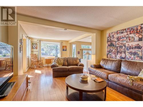 1967 Abbott Street, Kelowna, BC - Indoor Photo Showing Living Room