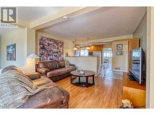 1967 Abbott Street, Kelowna, BC - Indoor Photo Showing Living Room