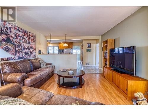 1967 Abbott Street, Kelowna, BC - Indoor Photo Showing Living Room