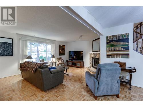 1675 Thayer Court Unit# 11, Kelowna, BC - Indoor Photo Showing Living Room With Fireplace