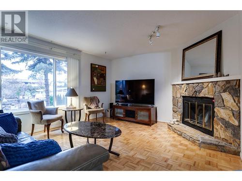 1675 Thayer Court Unit# 11, Kelowna, BC - Indoor Photo Showing Living Room With Fireplace