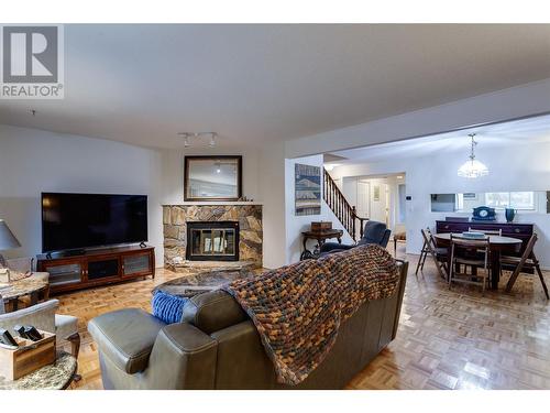 1675 Thayer Court Unit# 11, Kelowna, BC - Indoor Photo Showing Living Room With Fireplace