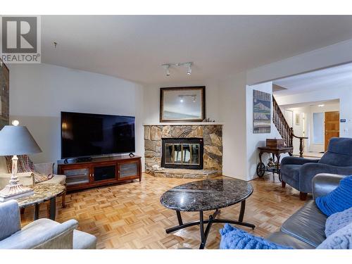 1675 Thayer Court Unit# 11, Kelowna, BC - Indoor Photo Showing Living Room With Fireplace