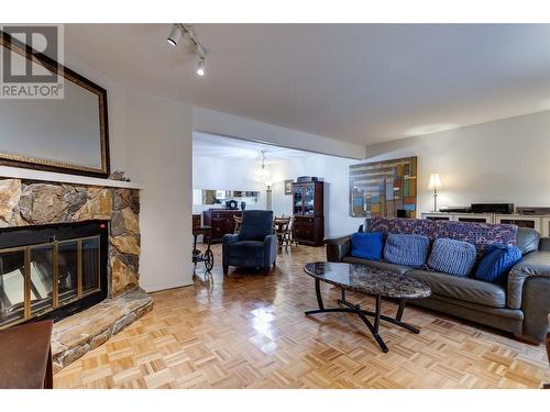 1675 Thayer Court Unit# 11, Kelowna, BC - Indoor Photo Showing Living Room With Fireplace