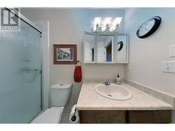 Upper level Main bathroom - 