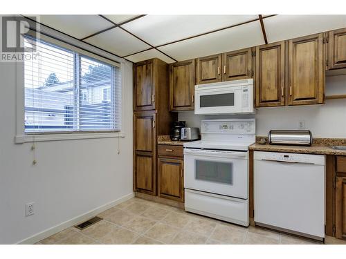 1675 Thayer Court Unit# 11, Kelowna, BC - Indoor Photo Showing Kitchen