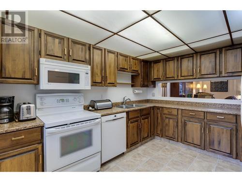 1675 Thayer Court Unit# 11, Kelowna, BC - Indoor Photo Showing Kitchen With Double Sink