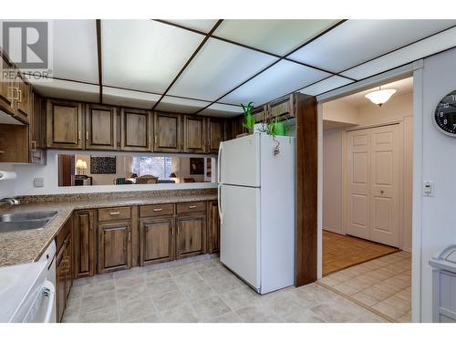 1675 Thayer Court Unit# 11, Kelowna, BC - Indoor Photo Showing Kitchen With Double Sink