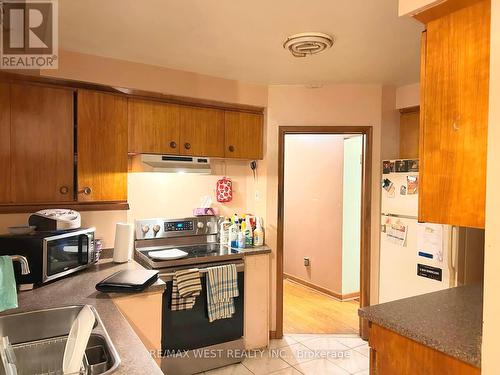 31 Bulbourne Road, Toronto, ON - Indoor Photo Showing Kitchen