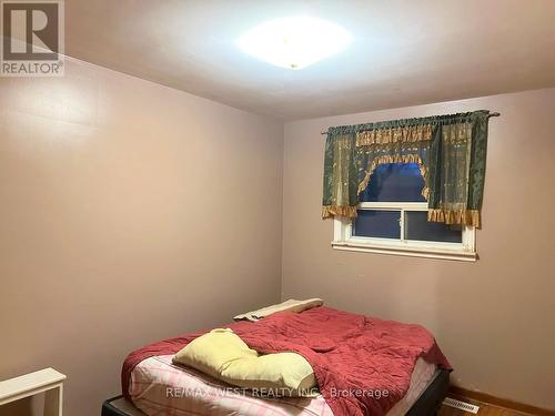 31 Bulbourne Road, Toronto, ON - Indoor Photo Showing Bedroom