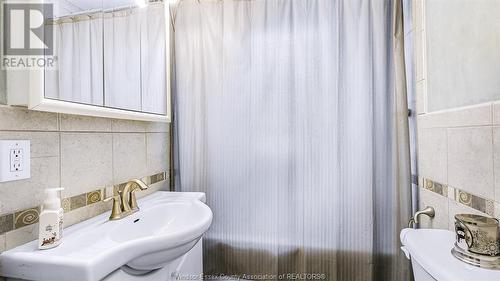 2367 Meighen Road, Windsor, ON - Indoor Photo Showing Bathroom